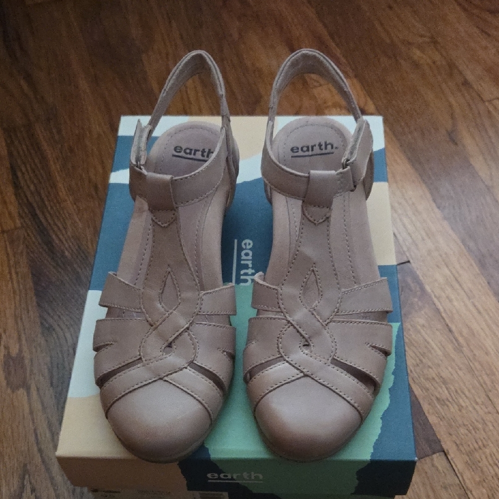 Earth Women's Beige Strappy Sandals 9.5 GUC With Box
